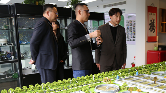 Highlights the company representative guiding the Korean partners through the showroom, deepening their understanding of XIDIBEI's innovations.